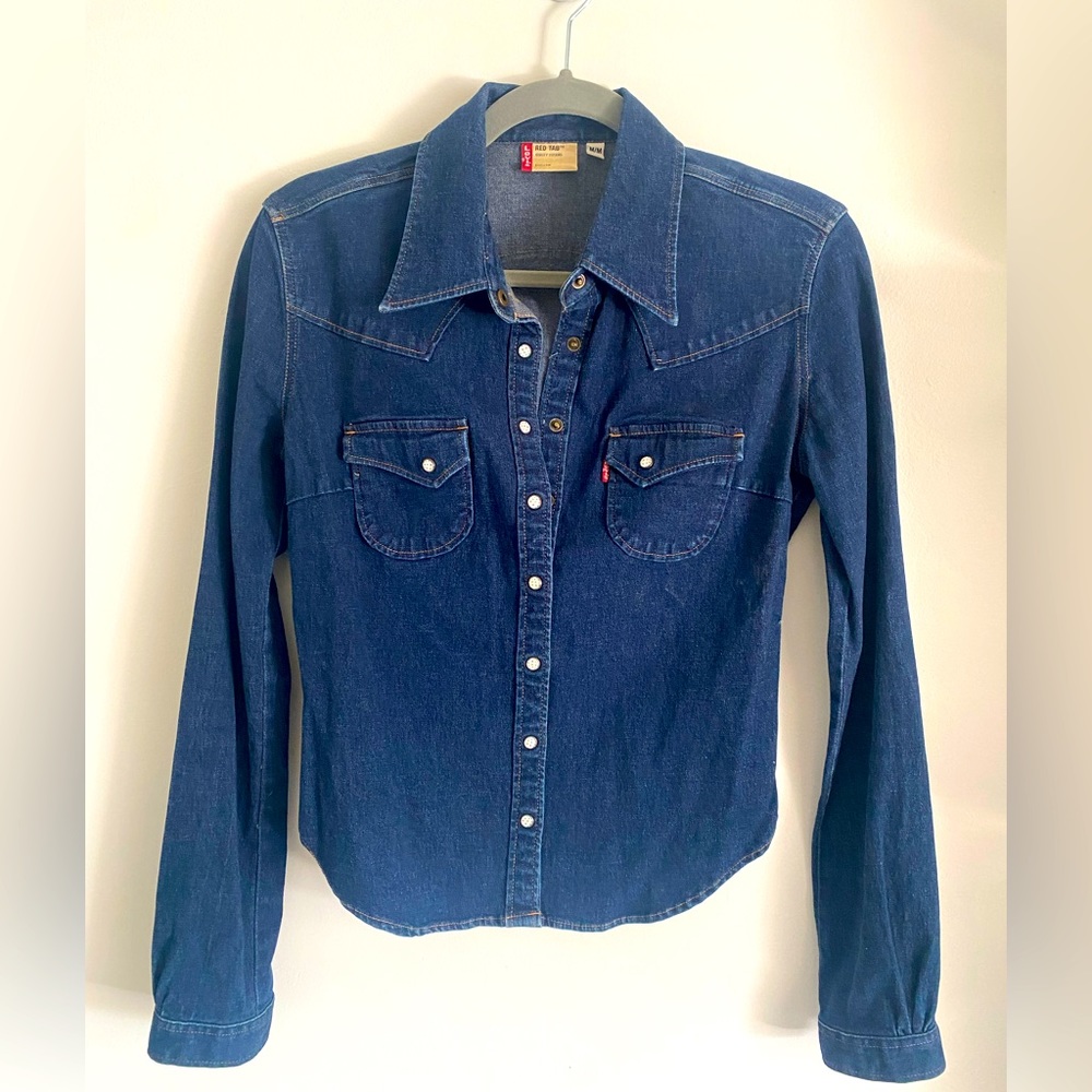Levi’s vintage jean jacket shirt in dark navy with star buttons fits like small